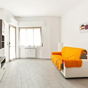Appartamento Renewed Balcony Flat With Garden, Milano